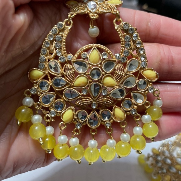 Elegant Gold and Yellow Earrings - Picture 3 of 3